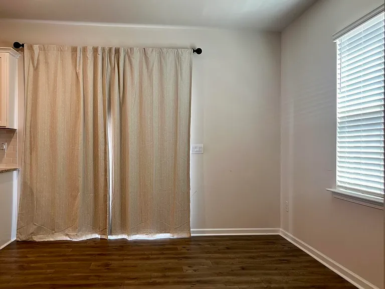 298 Robert Pl — Photo 10