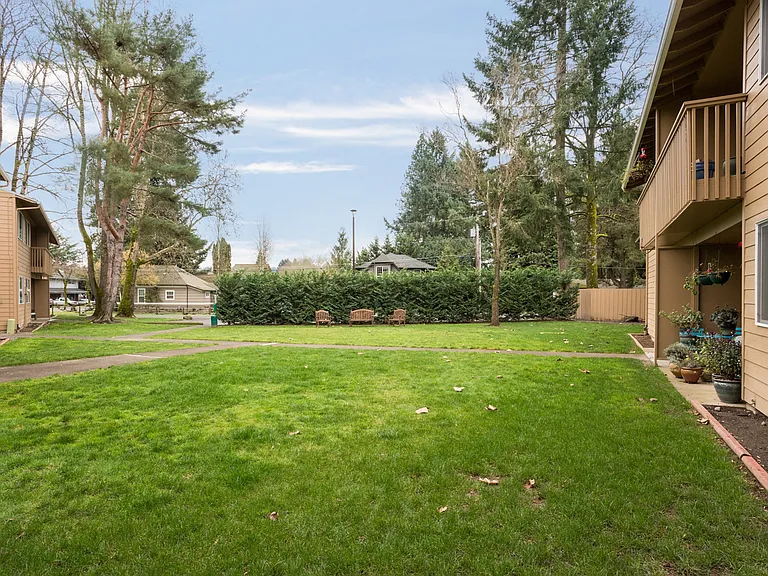 Tulip Crest Apartments — Photo 22