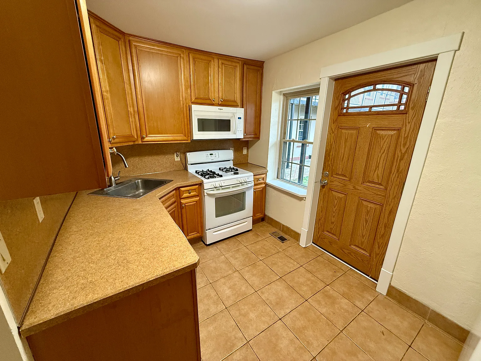 940 Amherst St — Photo 2