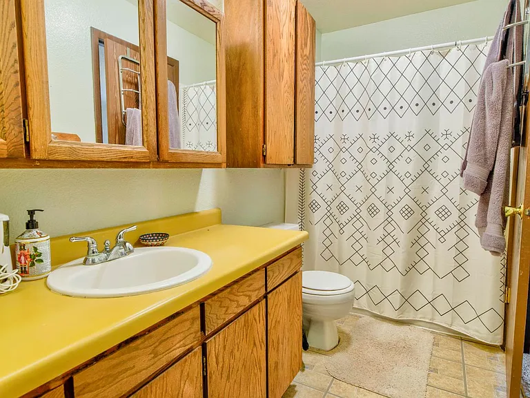 Main level bath