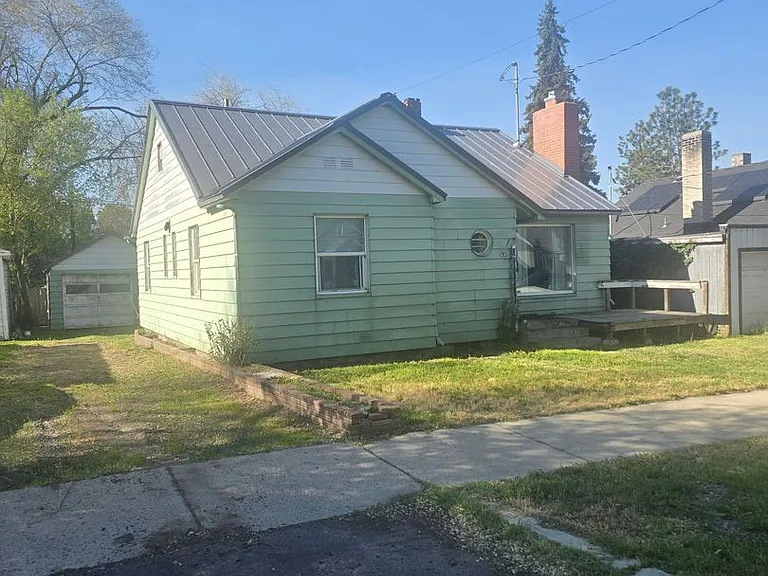 2348 Vine Ave — Photo 2