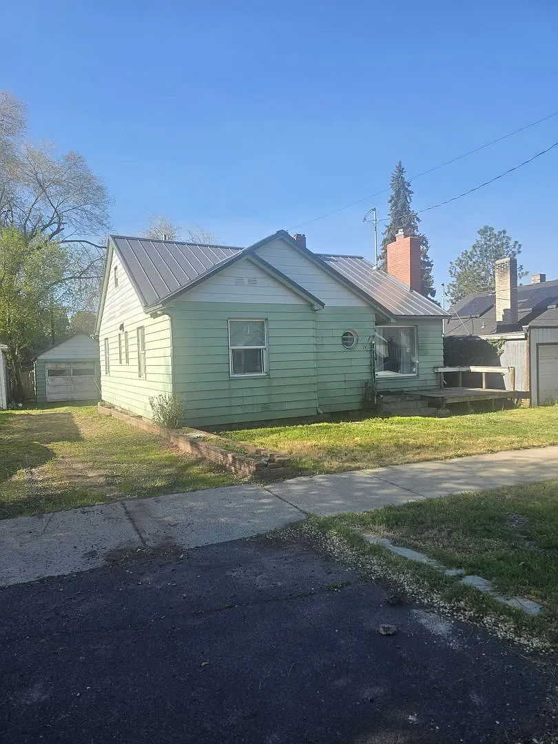 Building Photo - 2348 Vine Ave