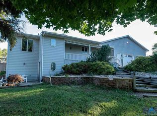 1190 Pelican Point Rd, Madison, SD 57042