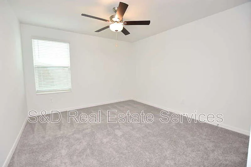 6 bed, 3.0 bath, 3326 sqft, $2,650 — Photo 3