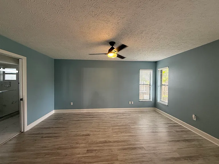 1017 SE Walters Ter — Photo 14