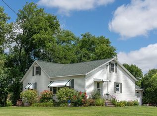 1225 Robins Rd, Hiawatha, IA 52233