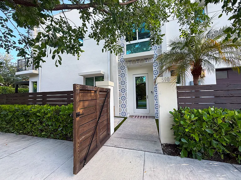 590 SW 6th Ave — Photo 14