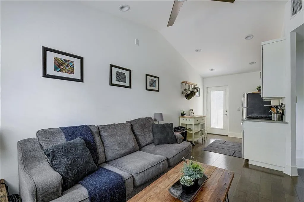 2 bed, 1.0 bath, 575 sqft, $1,495 — Photo 2