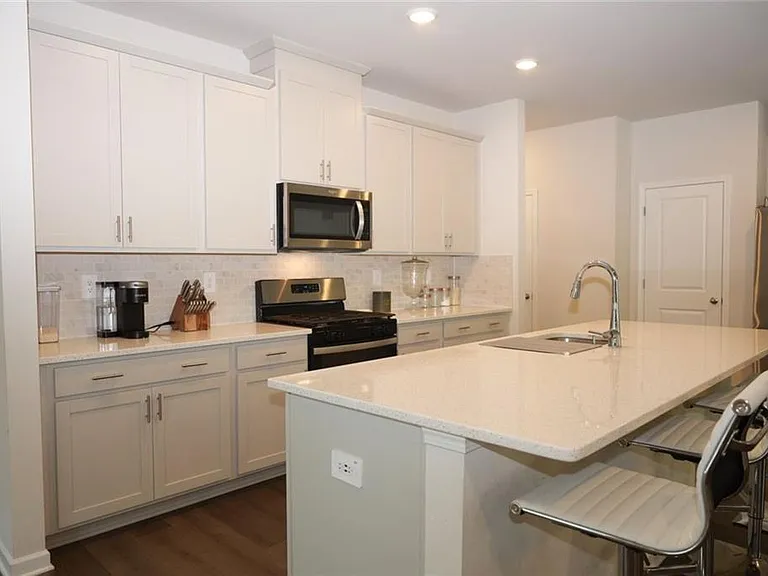 733 Gabby Point SW — Photo 8