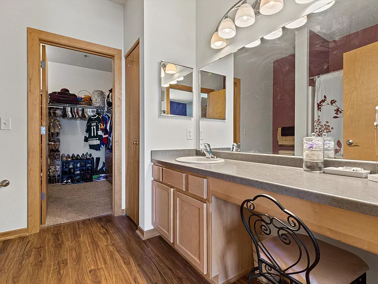 Master suite w/ shower stall and walk-in closet