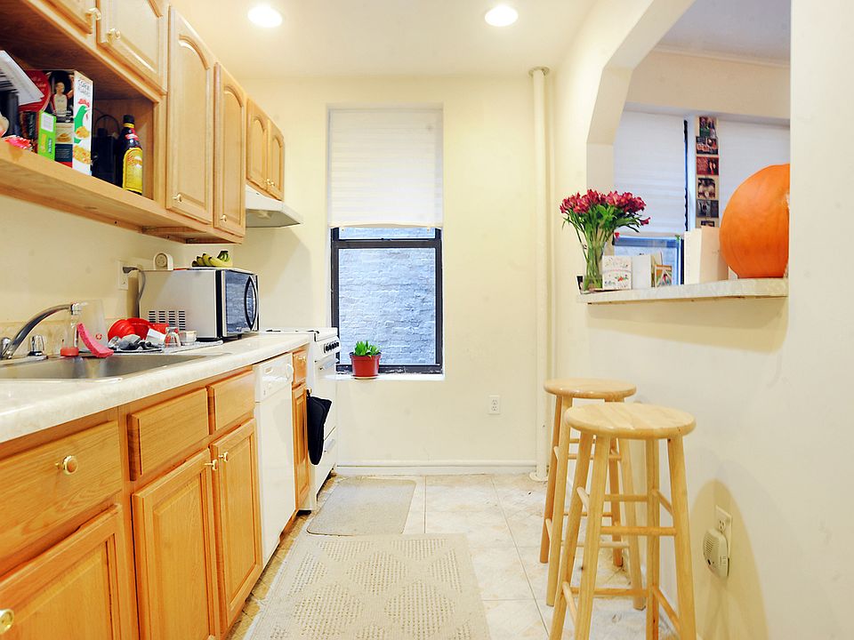 2nd image of 337 W 21st St APT 3A