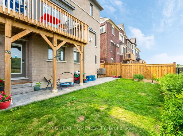 3281 Turnstone Blvd, Pickering, ON L1X 0M9