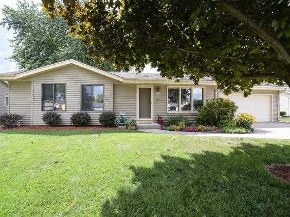 N169W20289 Chateau Dr, Jackson, WI 53037