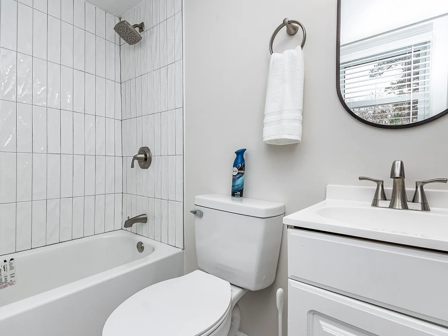 110 Jordan Ln — Photo 3
