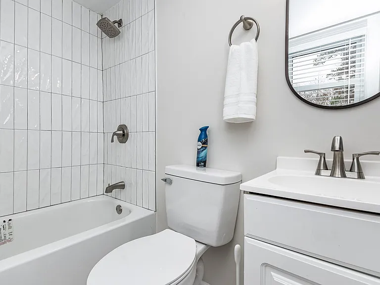 110 Jordan Ln — Photo 3