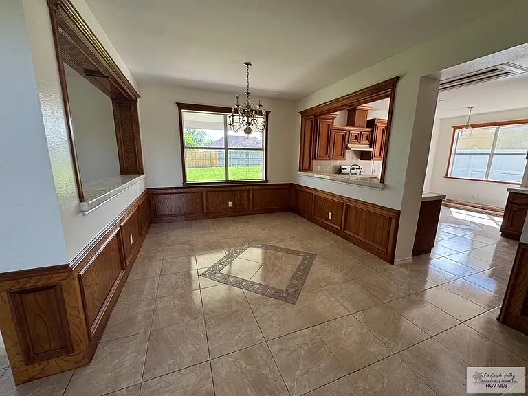 3433 Burgundy Dr — Photo 4