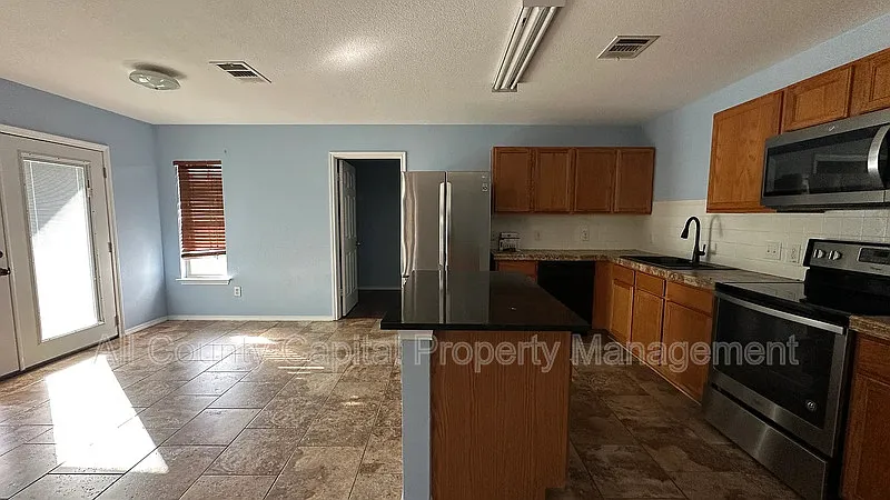 4 bed, 3.0 bath, 2652 sqft, $1,999 — Photo 4