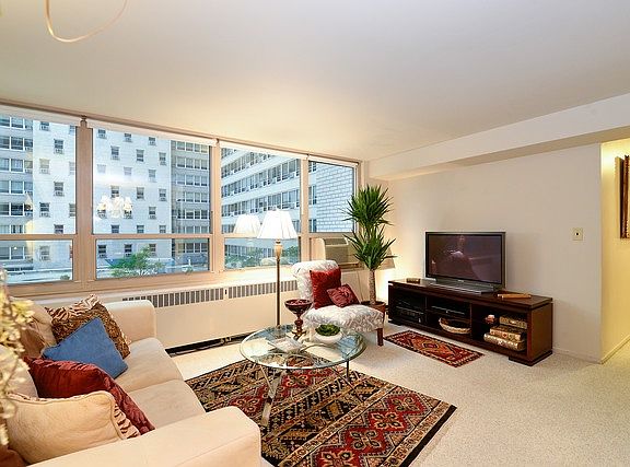 3rd image of 3950 N Lake Shore Dr APT 307