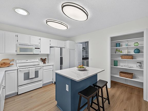2nd image of 9887 Tamarack Cv
