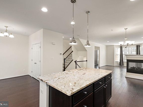 4th image of 226 Mohegan Dr