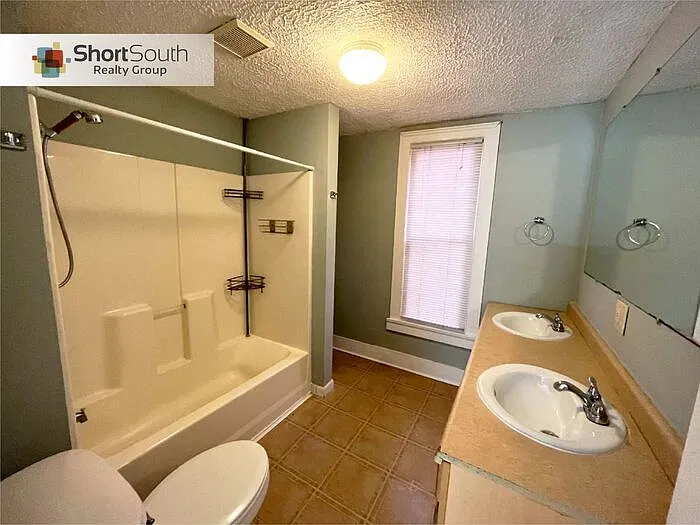 4 bed, 1.0 bath, 1500 sqft, $1,600 — Photo 4