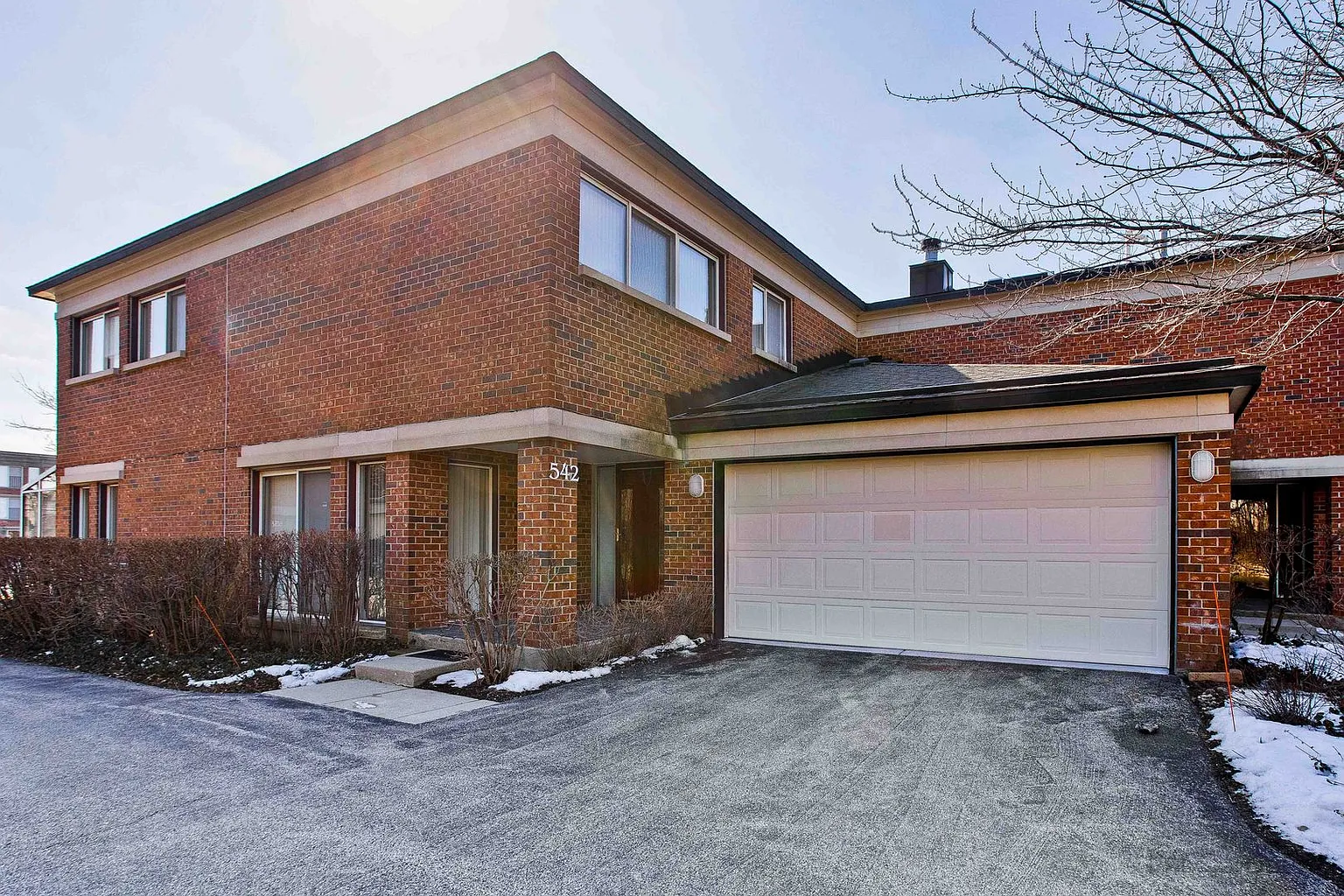 542 Milford Rd photo 1