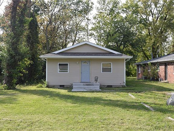 2nd image of 3852 N Grand Ave
