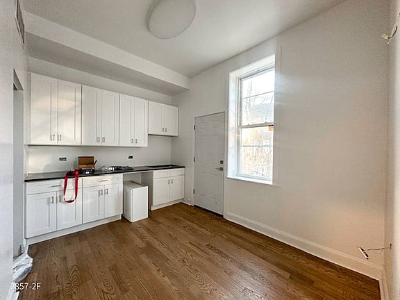 4th image of 2855-2857 W Belmont Ave #2857-2R