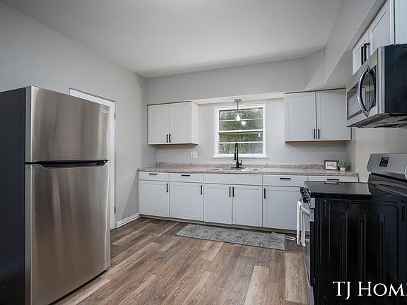 2nd image of 1468 Jiroch St