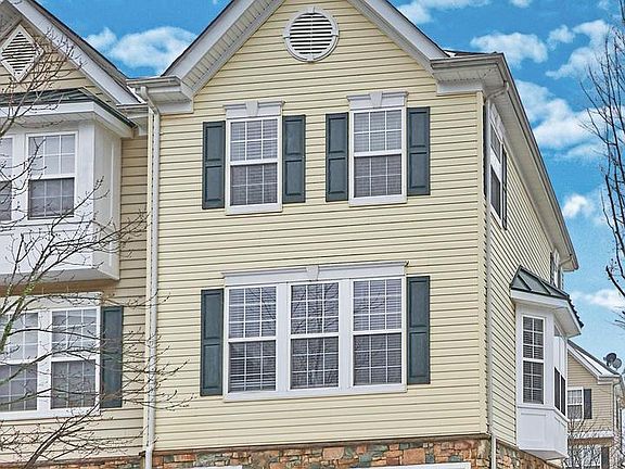 3rd image of 22960 Fontwell Sq