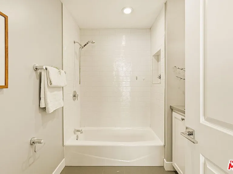 1026 S Windsor Blvd — Photo 32