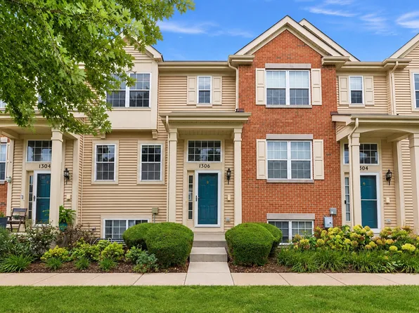 1306 Shamrock Ln, Hampshire, IL 60140