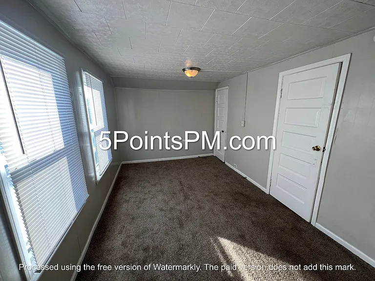 7805 Bancroft Ave — Photo 14