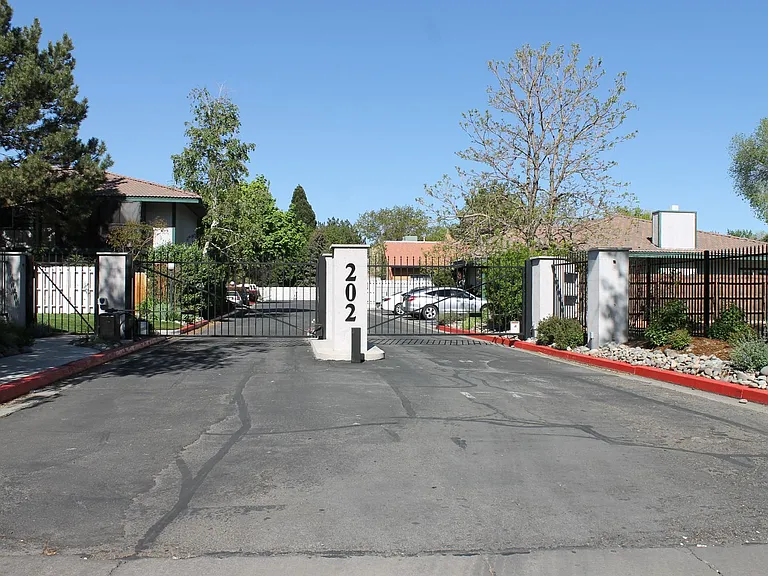 Victorian Villas Apartments — Photo 32