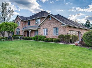 8816 Gleneagles Ln, Darien, IL 60561