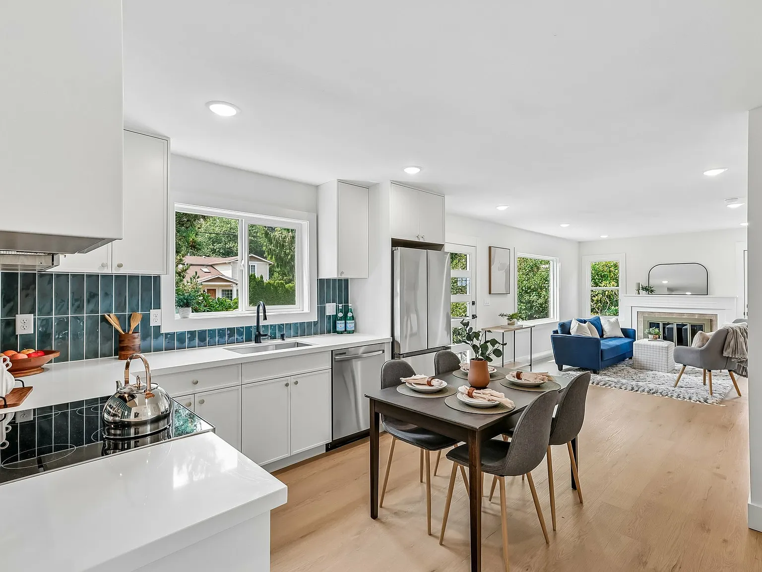 4B3B Broadway Home 1830sqft — Photo 3