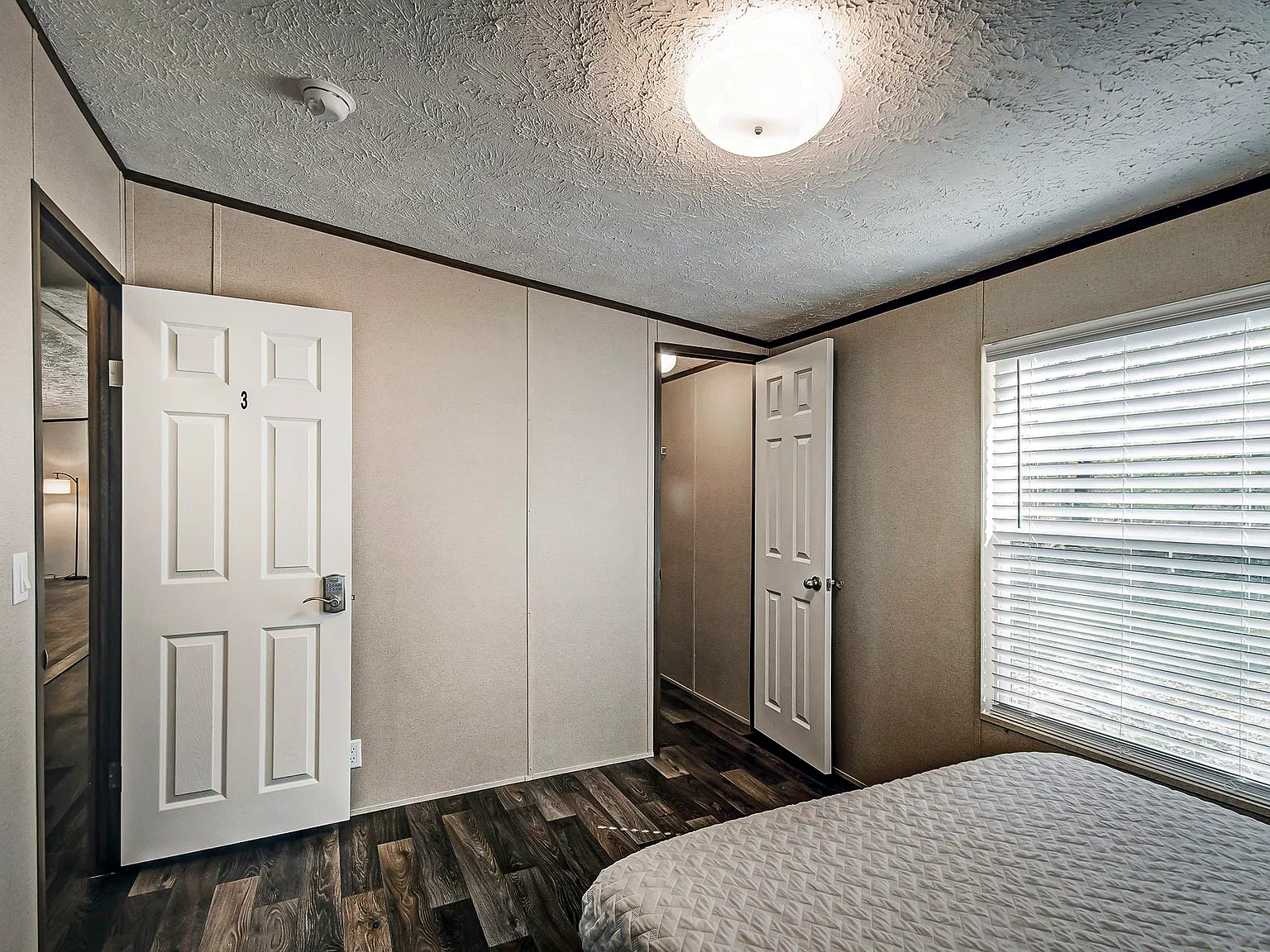 4 bed, 3.0 bath, 2100 sqft, $724 — Photo 1