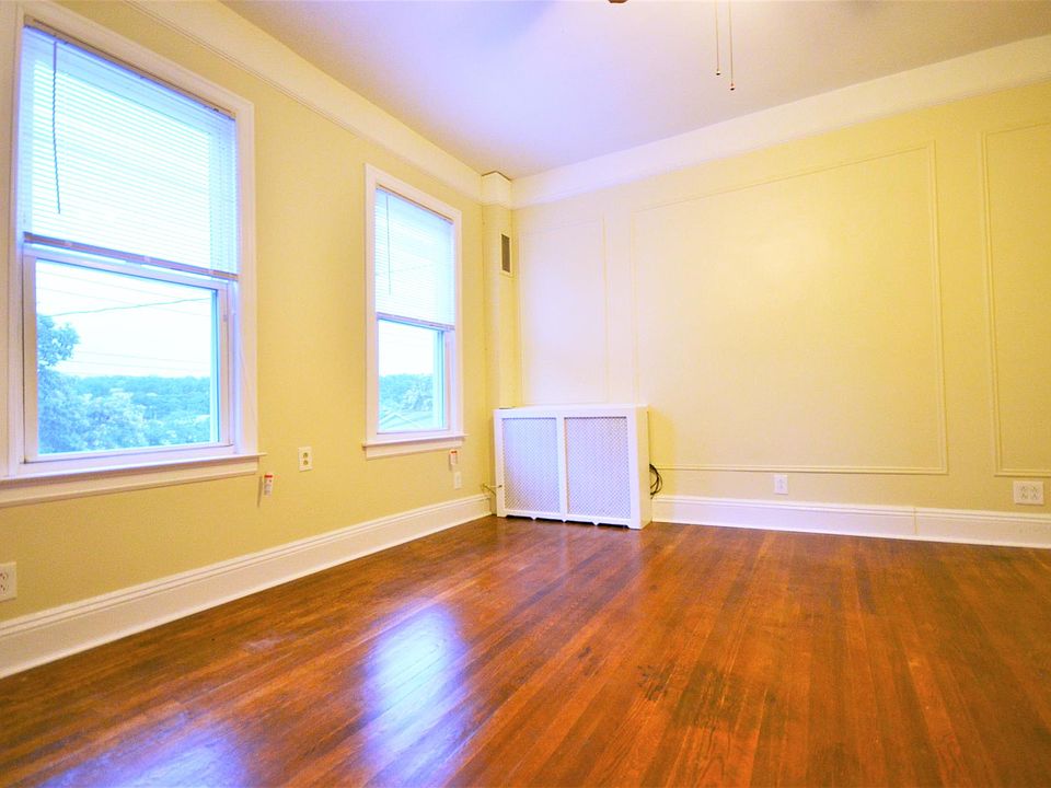 1st image of 213 Woodland Ave #2