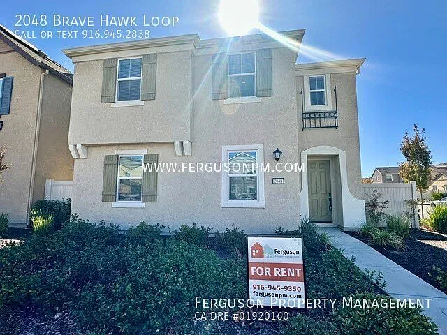 Three Bedroom Home with a Loft Close to the Nugget Shopping Center — Photo 2
