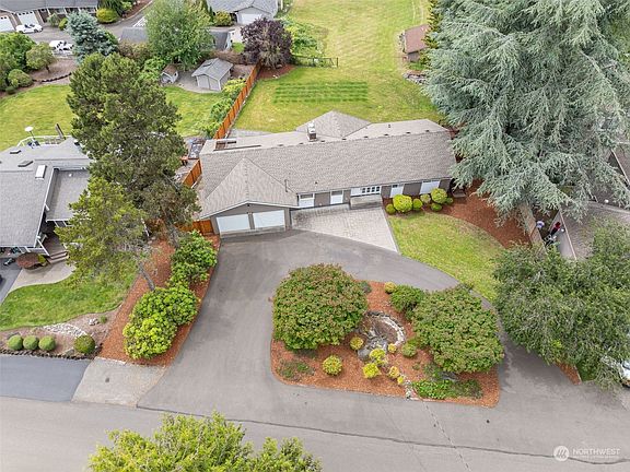 Rambler with full daylight basement. Convenient circular paved driveway.>