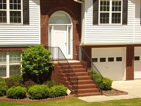 ELEGANT BRICK & EASY-CARE VINYL SIDING