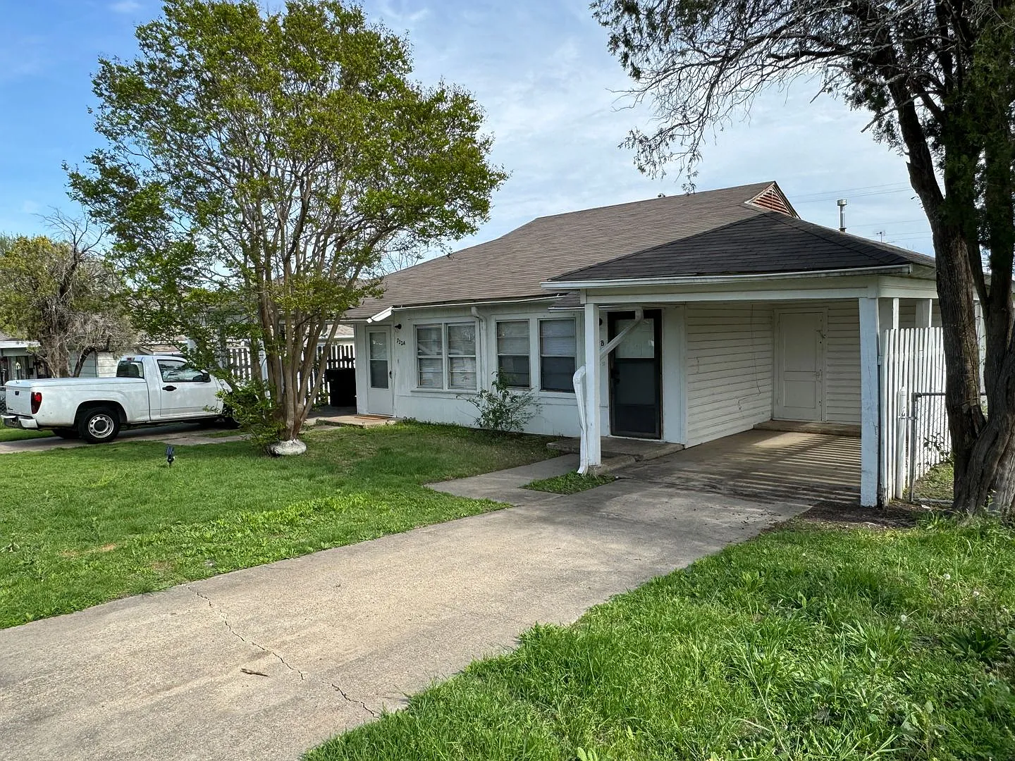 722 Sutton Dr — Photo 2