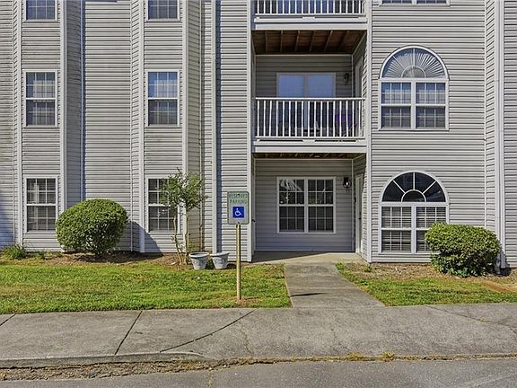 2nd image of 514 Rivertree Ln