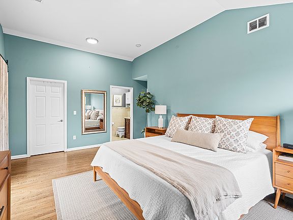 4th image of 359 Webster Ave #2