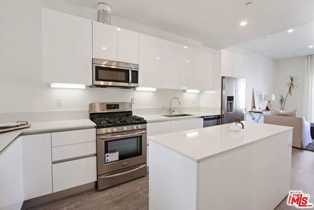2 bed, 2.0 bath, 1200 sqft, $3,200 — Photo 4