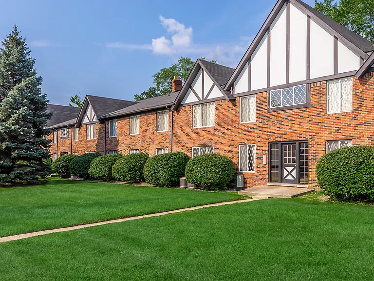 The Crossroads At Southfield Apartments — Photo 41