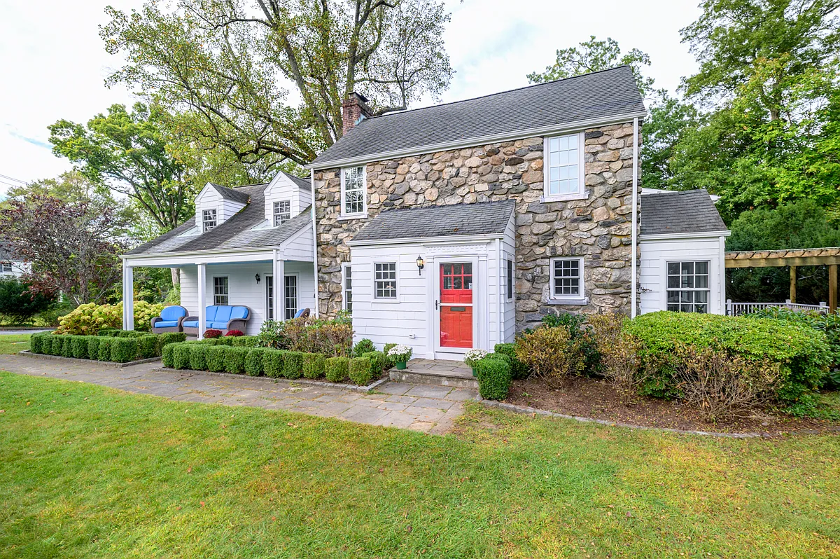 7 bed, 5.5 bath, 6103 sqft, $11,300 — Photo 1