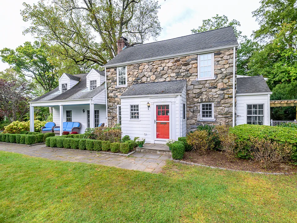 64 Sanford Ln