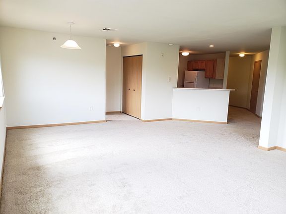 3rd image of 200 Prairie Heights Dr APT 111