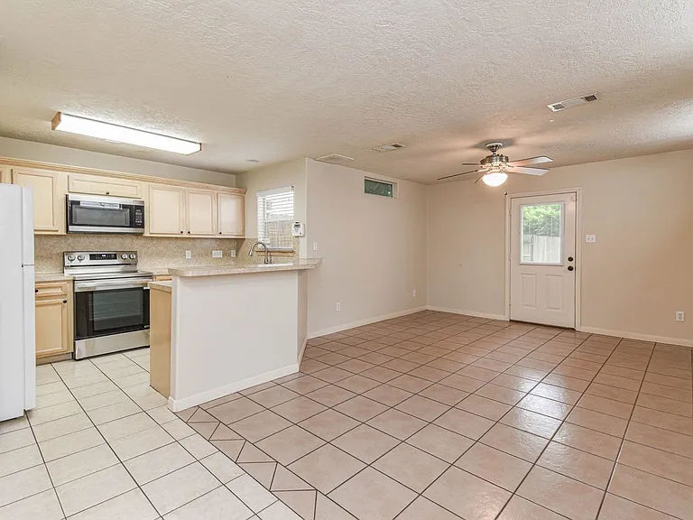 213 Foster St — Photo 3